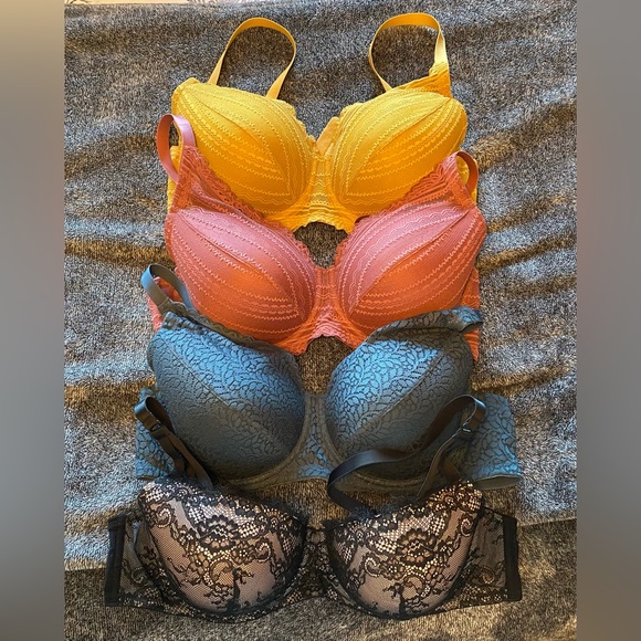 Bras! - Picture 1 of 2